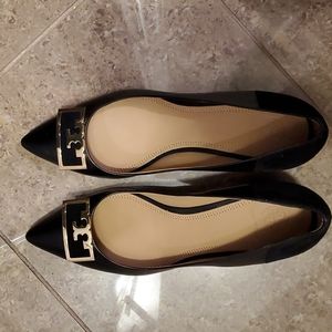 Tory Burch T logo block heel pumps black and gold